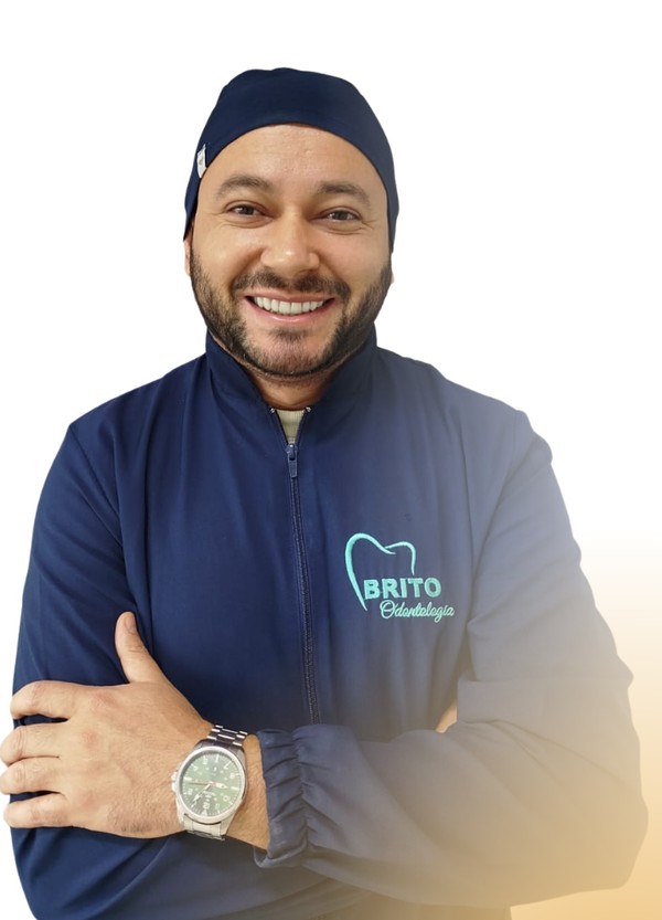Dr. Cleiton Barreto — Especialista em Implantes na Brito Odontologia em São Paulo