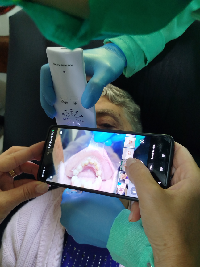 Registro intraoral no local — atendimento odontológico domiciliar da Brito Odontologia